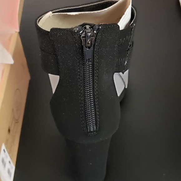 ONE STYLE. Different shoe sizes. ONLY $38 - Picture 4 of 7